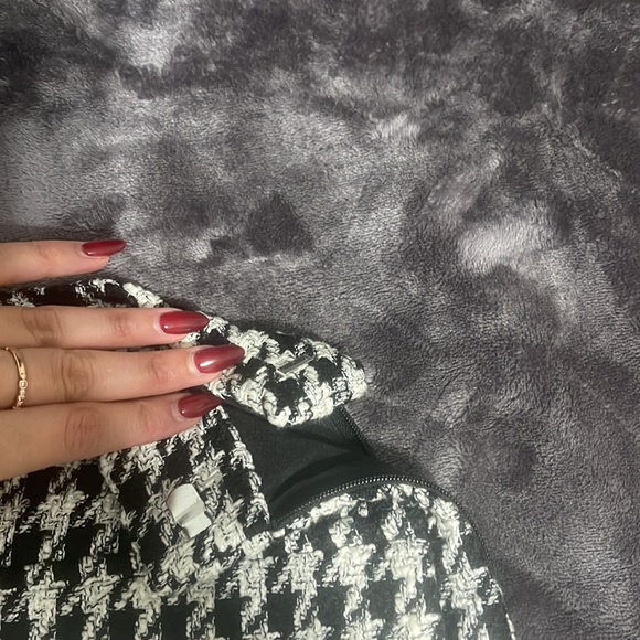 Plaid white/black mini skirt with faux pockets. Side Zipper and metal clasp. - Picture 6 of 7